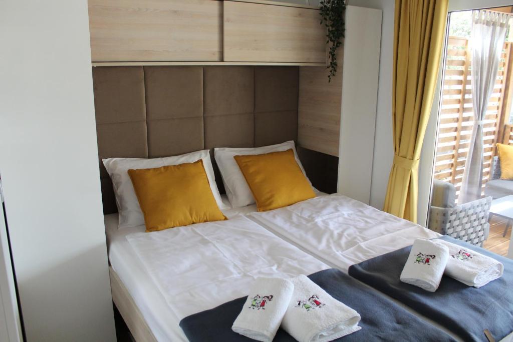 Posteľ alebo postele v izbe v ubytovaní Two Sisters mobile home