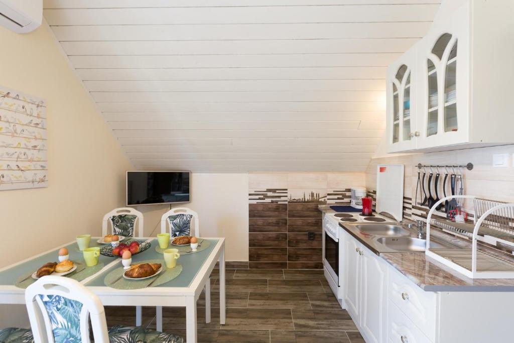 Televízia a/alebo spoločenská miestnosť v ubytovaní Holiday House Siófok