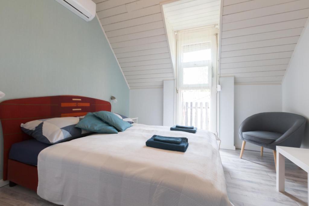 Posteľ alebo postele v izbe v ubytovaní Holiday House Siófok