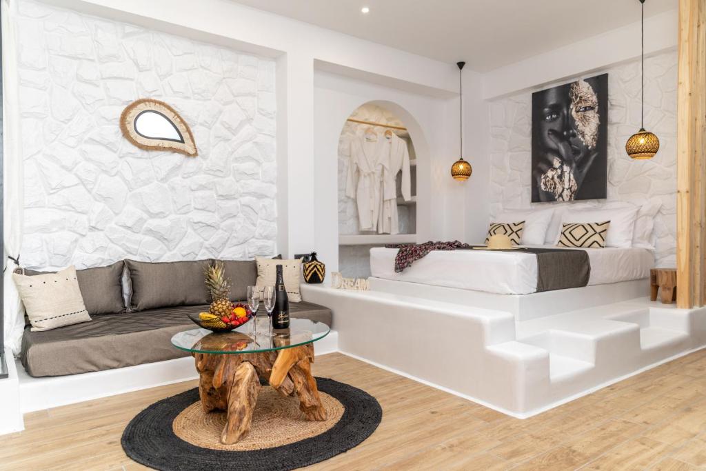 een slaapkamer met een bed en een tafel in een kamer bij Camares of Castle - New Luxury Apartments in Naxos Chora