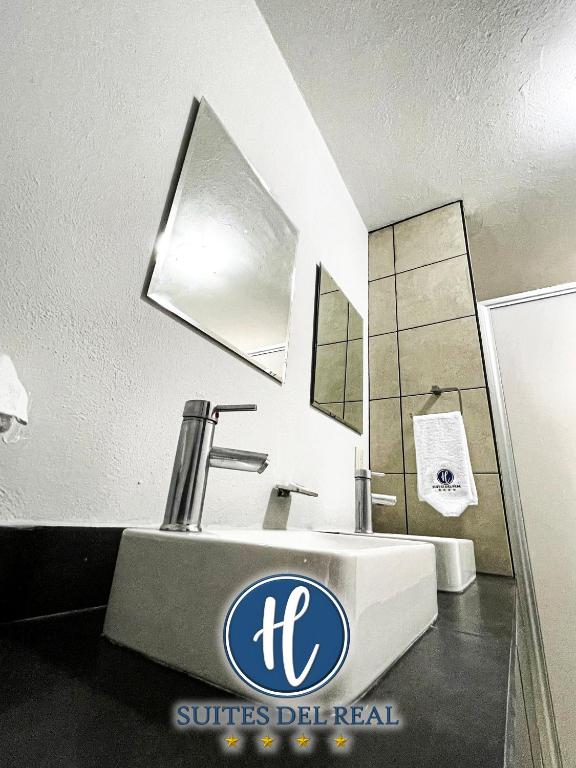 Koupelna v ubytování Hotel Suites del Real