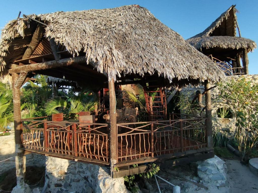 une petite cabane au toit de chaume dans l'établissement Incanto do paraiso, à Icaraí