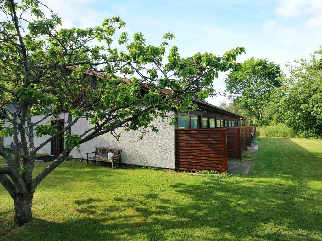 una casa con un árbol en el patio en 2 person holiday home in Nyk bing Sj en Klint
