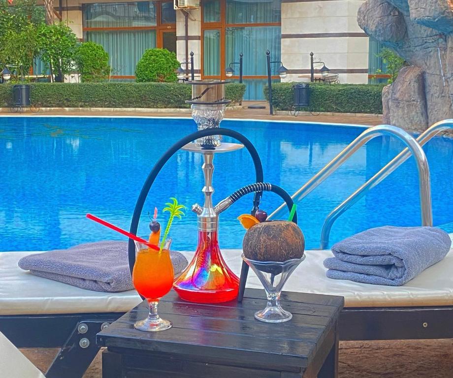 Bazén v ubytování Karolina Hotel nebo v jeho okolí