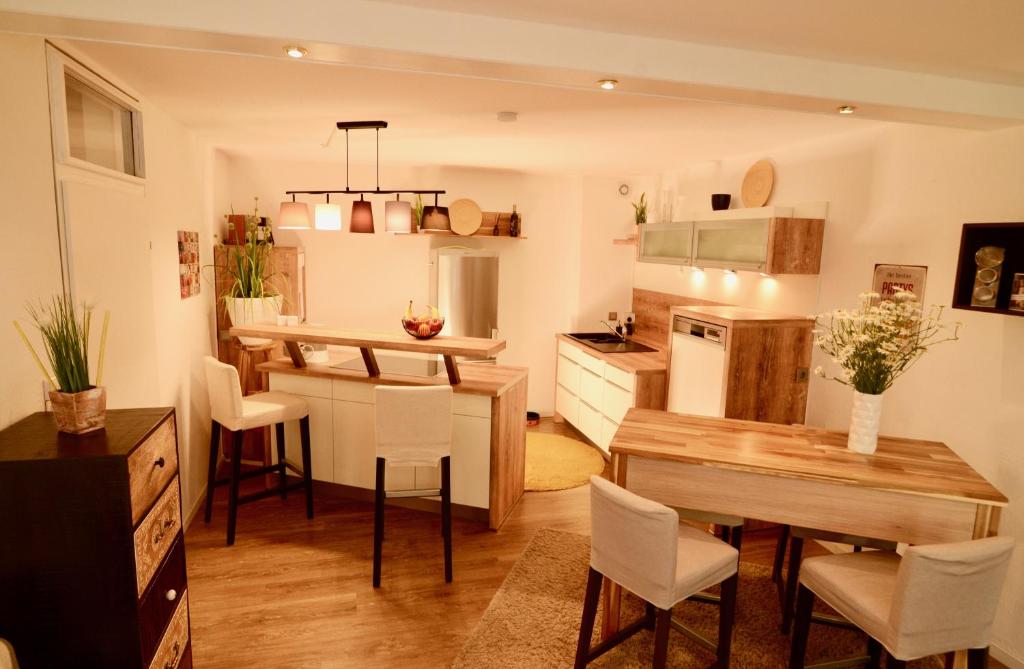 Apartment Almrock في ماريا ألم آم شتاينرنين مير: مطبخ مع طاولة وغرفة طعام