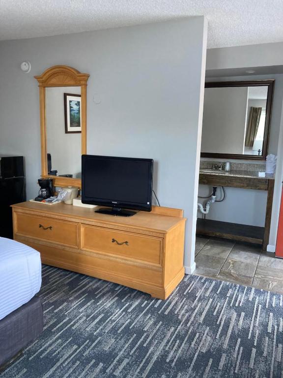 TV a/nebo společenská místnost v ubytování Park Lane Motel