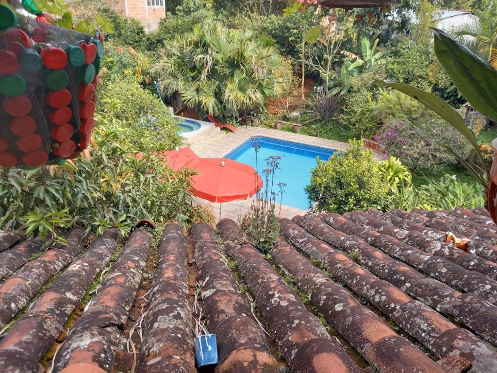 an aerial view of the roof of a house with a swimming pool at Agradable casa de Campo Villa Maruja. in Palmira