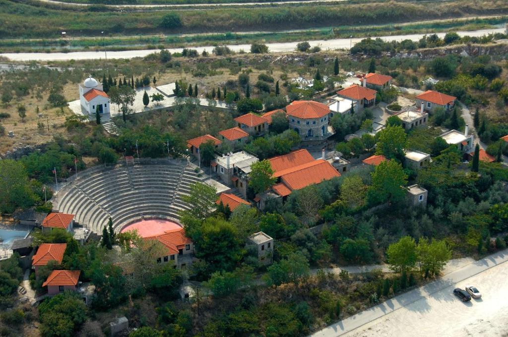 eine Luftansicht einer kleinen Stadt mit orangefarbenen Dächern in der Unterkunft Akontisma in Néa Karváli