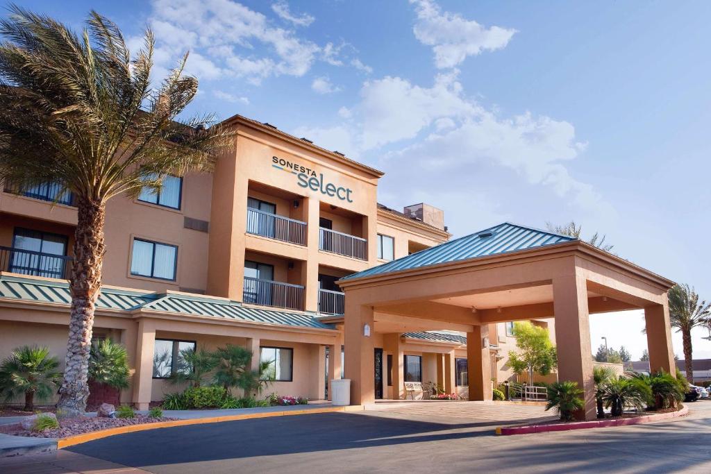 un hotel con una palmera delante en Sonesta Select Las Vegas Summerlin, en Las Vegas