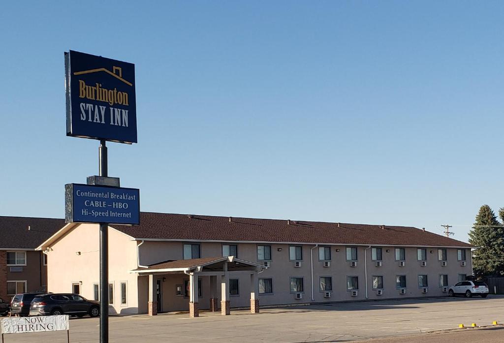 una señal para un hotel frente a un edificio en STAY INN Burlington en Burlington