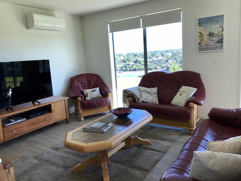 TV a/nebo společenská místnost v ubytování Sunset Point Kerikeri