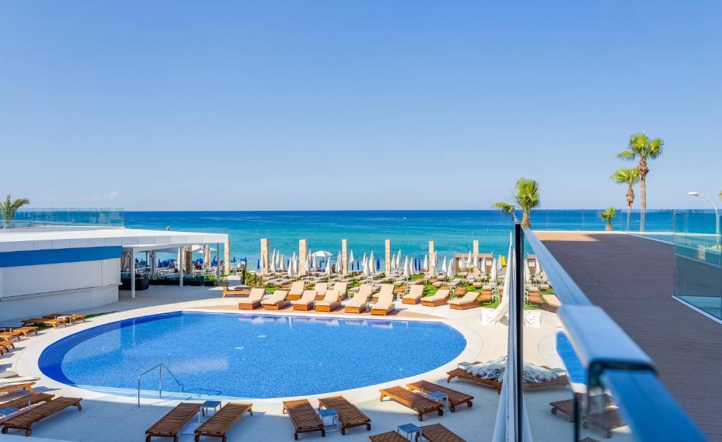 Utsikt mot bassenget på Flamingo Paradise Beach Hotel - Adults Only eller i nærheten