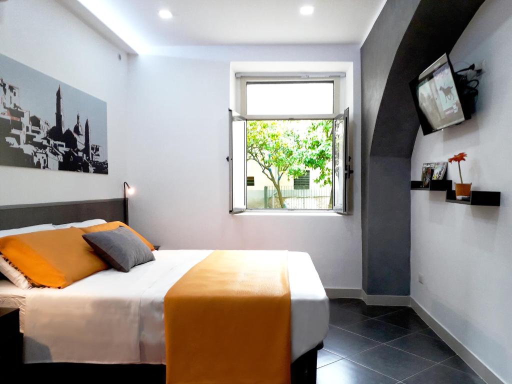 A bed or beds in a room at ALCENTRO Orange Home