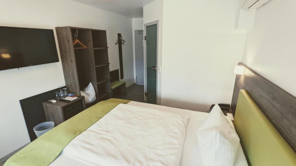 Postel nebo postele na pokoji v ubytování Hotel Rotes Ross