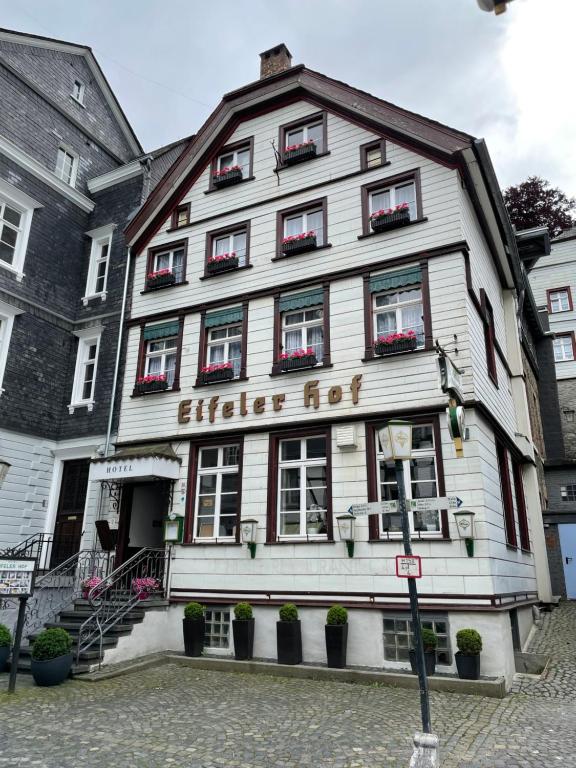 un edificio blanco con las palabras "zorro mayor" en Eifelerhof hotel Monschau en Monschau