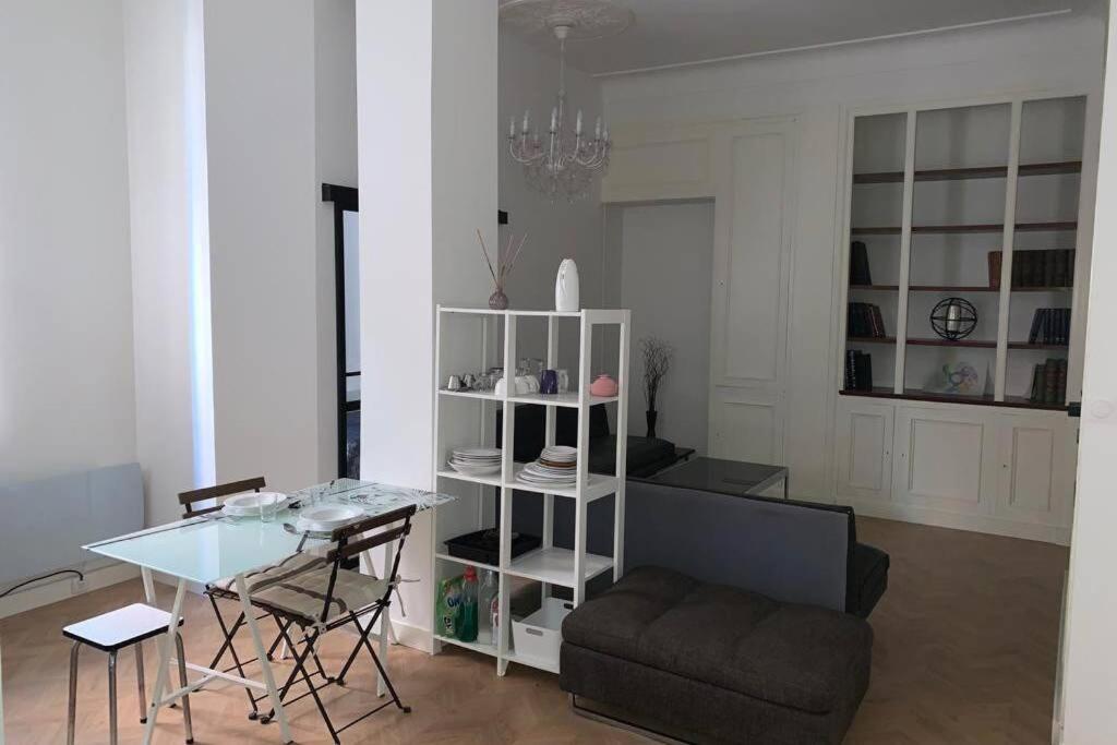 - un salon avec une table et un canapé dans l'établissement Superbe appartement Nice centre, à Nice