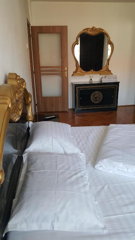 sypialnia z 2 łóżkami i lustrem na ścianie w obiekcie Apartament Nicolas w Sybinie