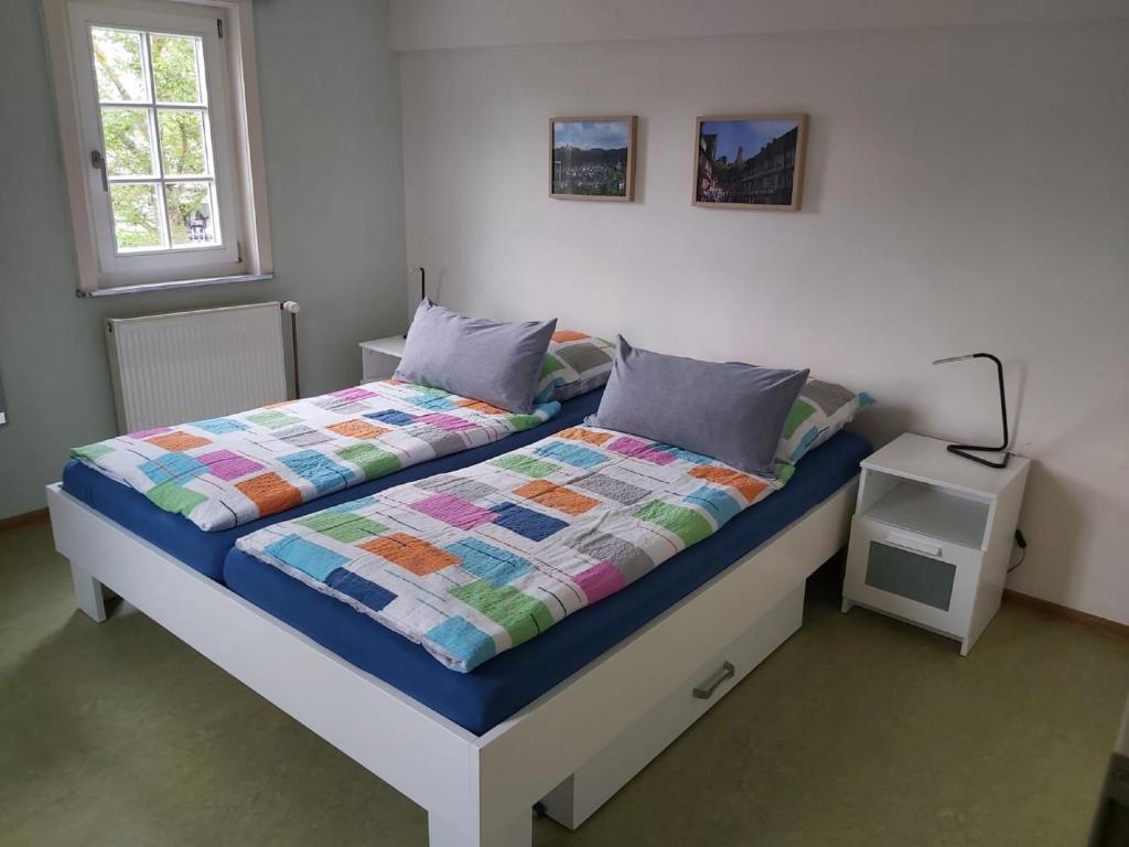 ein Schlafzimmer mit einem Bett mit einer Decke darauf in der Unterkunft Reitze Hoob in Hommertshausen