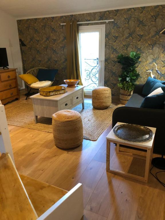 uma sala de estar com um sofá e uma mesa em studio Bel Air em Saint-Georges-dʼOrques