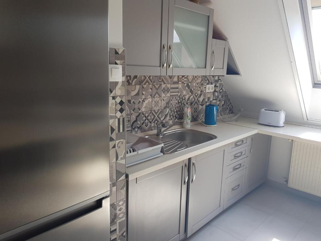 Kuchyň nebo kuchyňský kout v ubytování Zoli Apartmanok-Adri Kölcsey 32