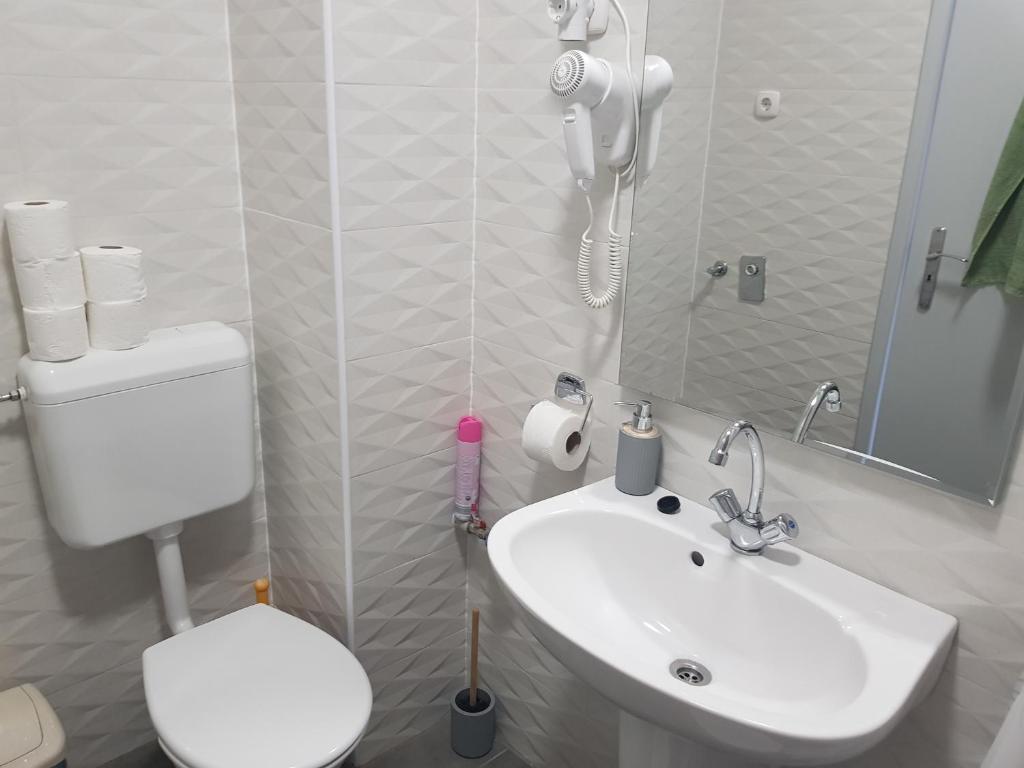 Koupelna v ubytování Zoli Apartmanok-Adri Kölcsey 32