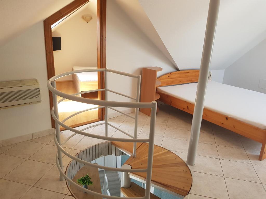 Postel nebo postele na pokoji v ubytování Zoli Apartmanok-Adri Kölcsey 32