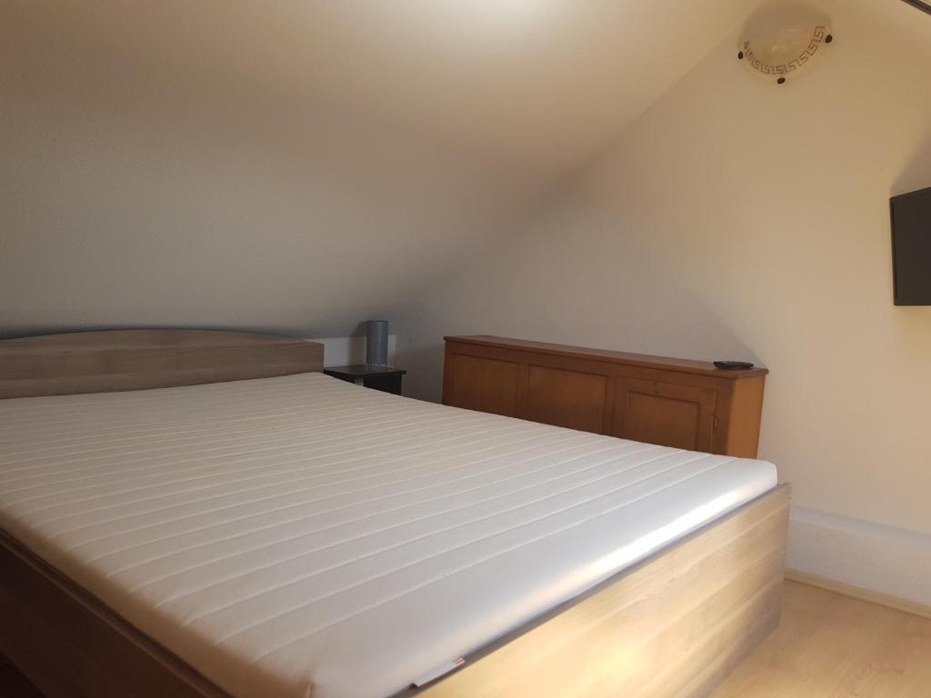 Postel nebo postele na pokoji v ubytování Zoli Apartmanok-Adri Kölcsey 32