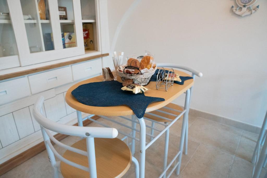 a small table with two chairs in a kitchen at Camera doppia Letti singoli Senza Finestra Dimora Guerrieri in Brindisi