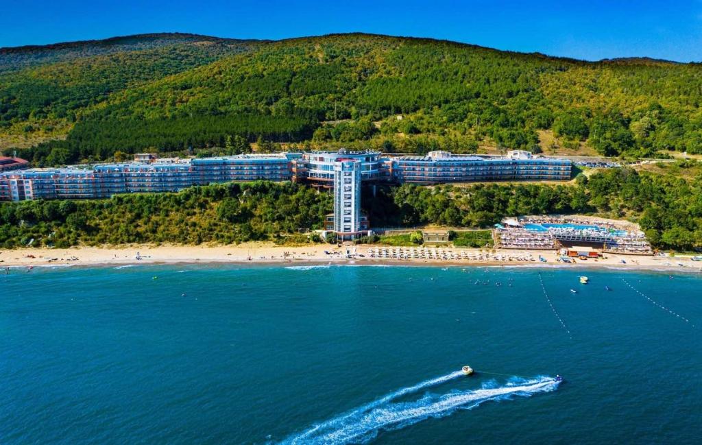 una vista aerea di un resort su una spiaggia di Paradise Beach Residence - Ultra All Inclusive a Sveti Vlas