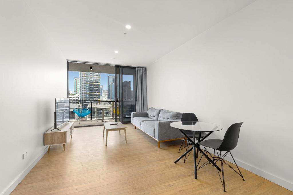 KOZYGURU SOUTH BRISBANE KOZY 2 BEDROOMS APT + FREE PARKING BRISBANE ONE QSB001-1203 - Housity
