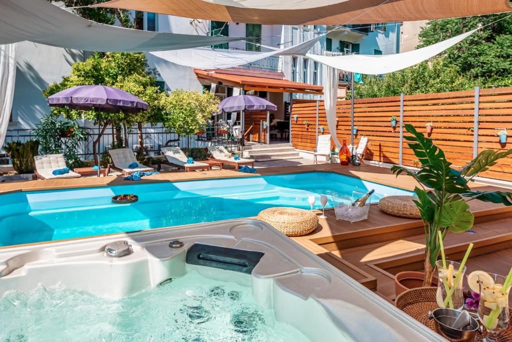 Bazén v ubytování Evala luxury rooms with pool and garden nebo v jeho okolí