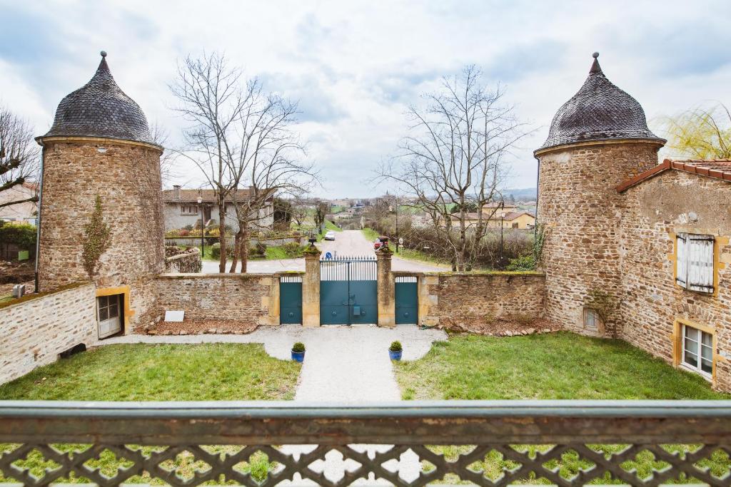 an image of a castle with two towers at Appartement ForRest - balcon privé et piscine, près de Lyon in Lay