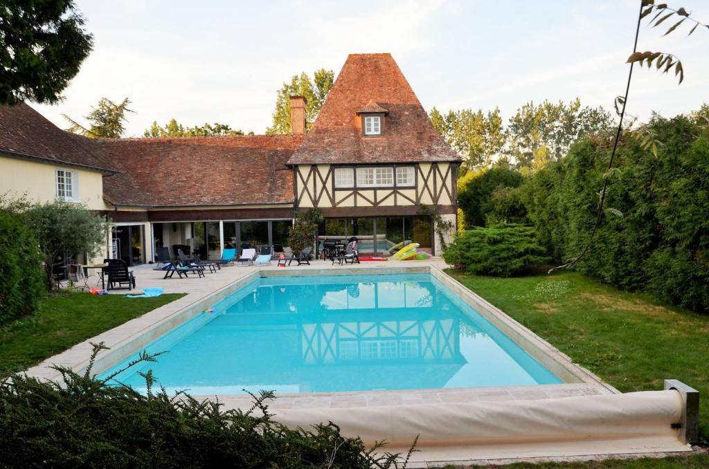 ein großer Pool vor einem Haus in der Unterkunft Adorable appartement avec piscine in Durtal