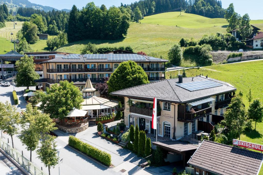 eine Luftansicht eines Hotels in einem Dorf in der Unterkunft Landhaus Margarethe in Hopfgarten im Brixental