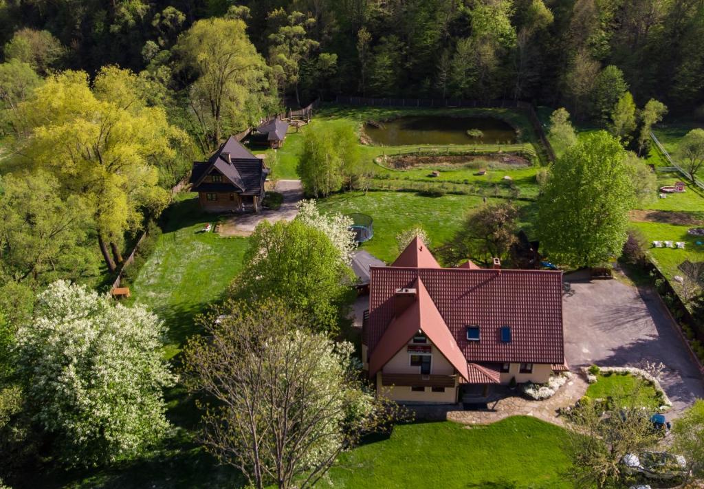 an aerial view of a house with a yard at Gościniec Pod Małym Królem in Ustrzyki Dolne