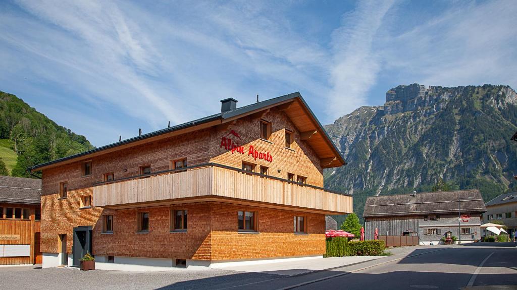 un edificio con un cartel en el costado en Alpin Aparts, en Mellau