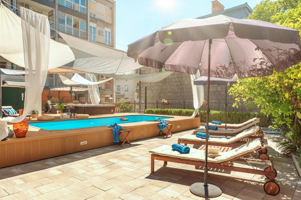 Bazén v ubytování Evala luxury rooms with pool and garden nebo v jeho okolí