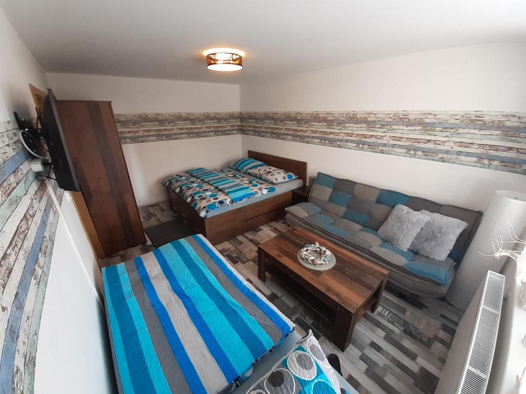 nad głową sypialni z kanapą i łóżkiem w obiekcie Apartmán s privátní VÍŘIVKOU w mieście Bzenec