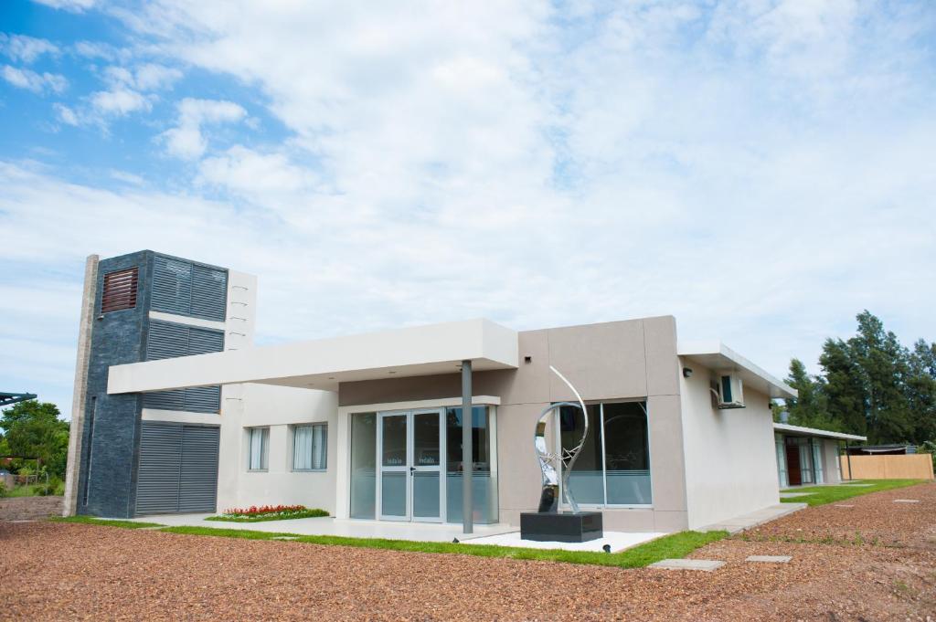 ein kleines weißes Haus mit einem Turm in der Unterkunft Indalo in Termas del Daymán