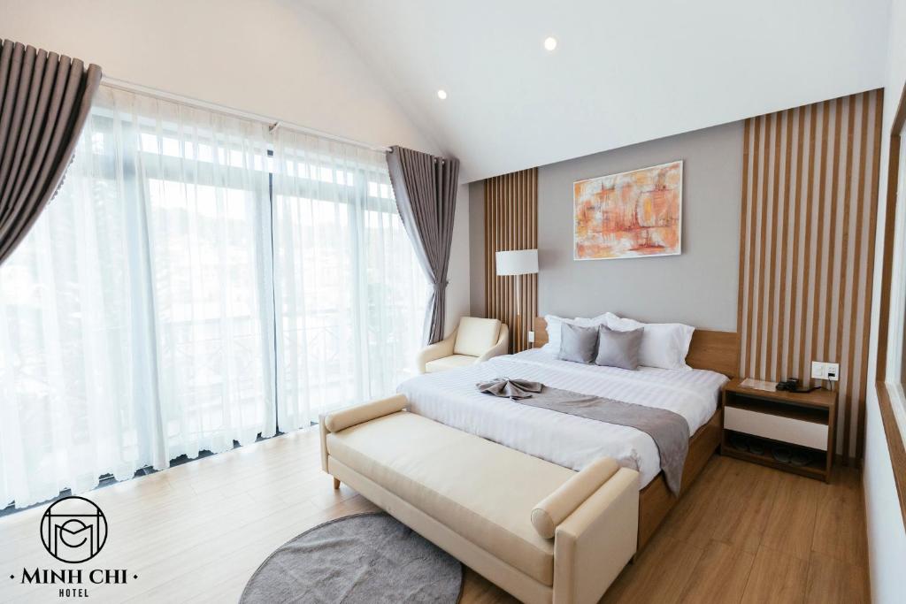 Giường trong phòng chung tại Minh Chi Hotel