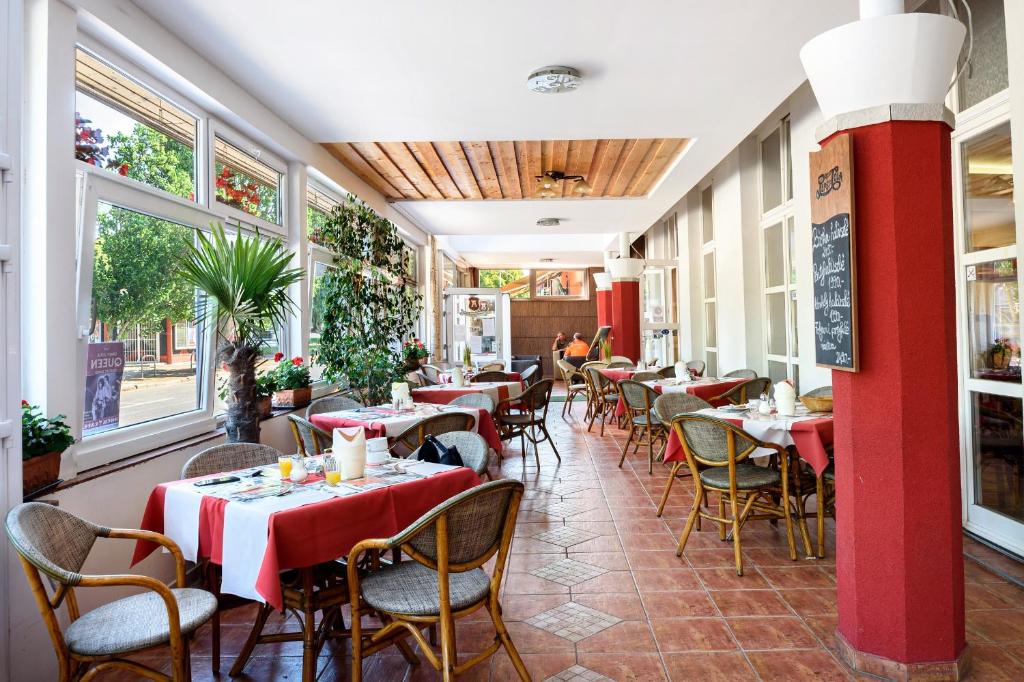Restauracja lub miejsce do jedzenia w obiekcie Hotel Négy Évszak