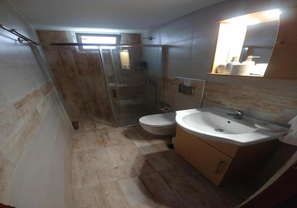 Koupelna v ubytování Dora Property