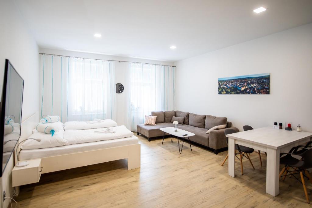Postel nebo postele na pokoji v ubytování Apartmány Velké náměstí