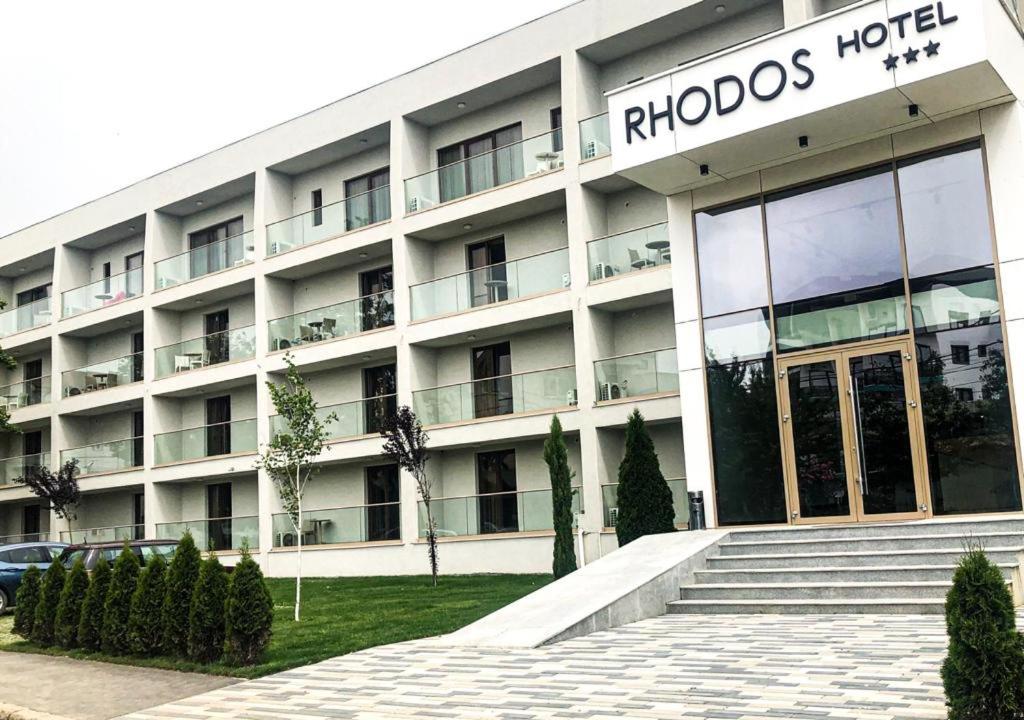 un edificio con un hotel hudos delante de él en Hotel Rhodos, en Eforie Nord