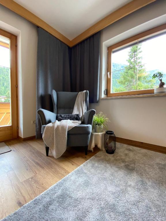 Posezení v ubytování Aparts Handle und Haus Bergblick