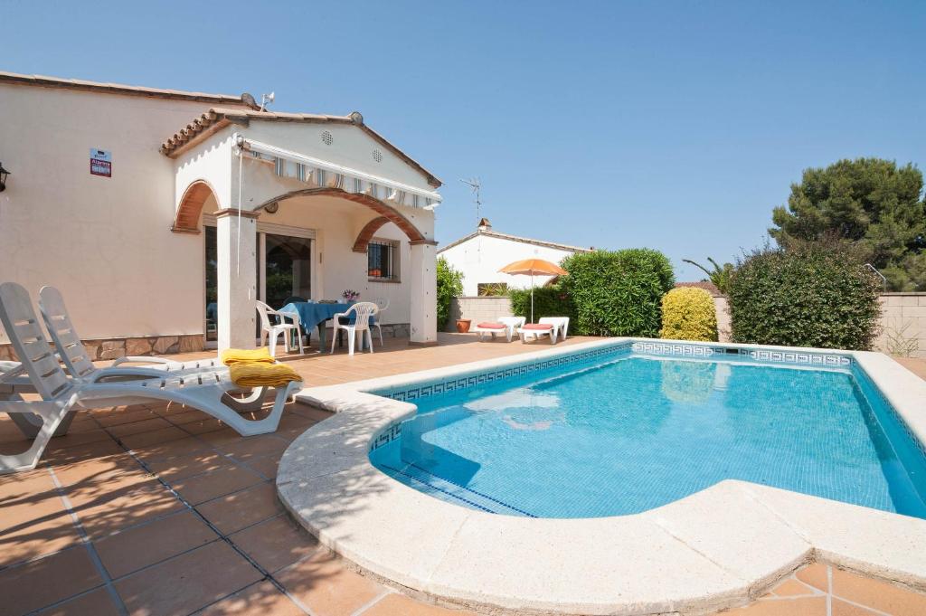 Villa con piscina y casa en Tarragona en L'Escala