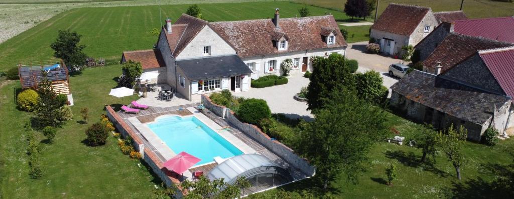 uma vista aérea de uma casa com piscina em Le Verger des Hirondelles Chambres hôtes em Bournan