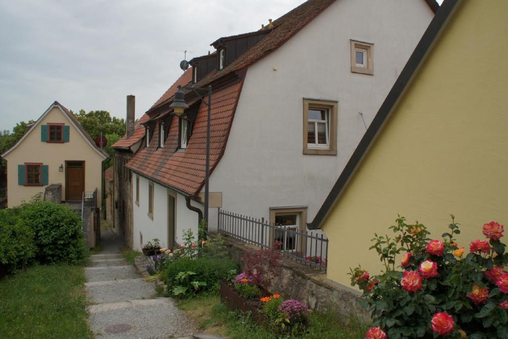 eine Gruppe von Häusern mit Blumen vor ihnen in der Unterkunft Ferienwohnung An der Stadtmauer in Dettelbach