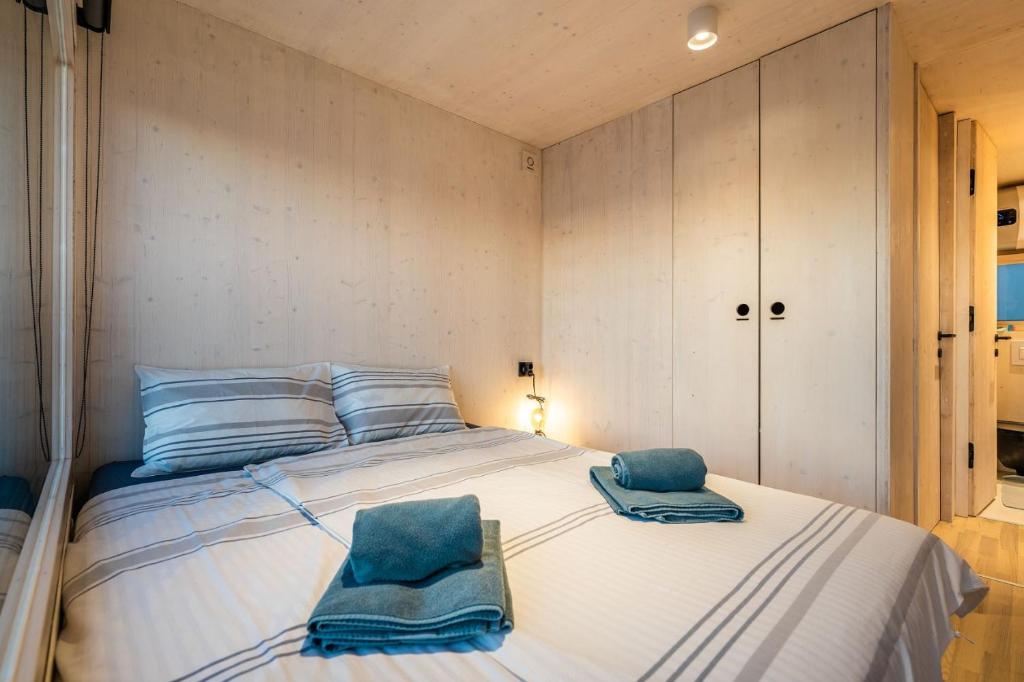 Postel nebo postele na pokoji v ubytování Buqez Resort Villa 46