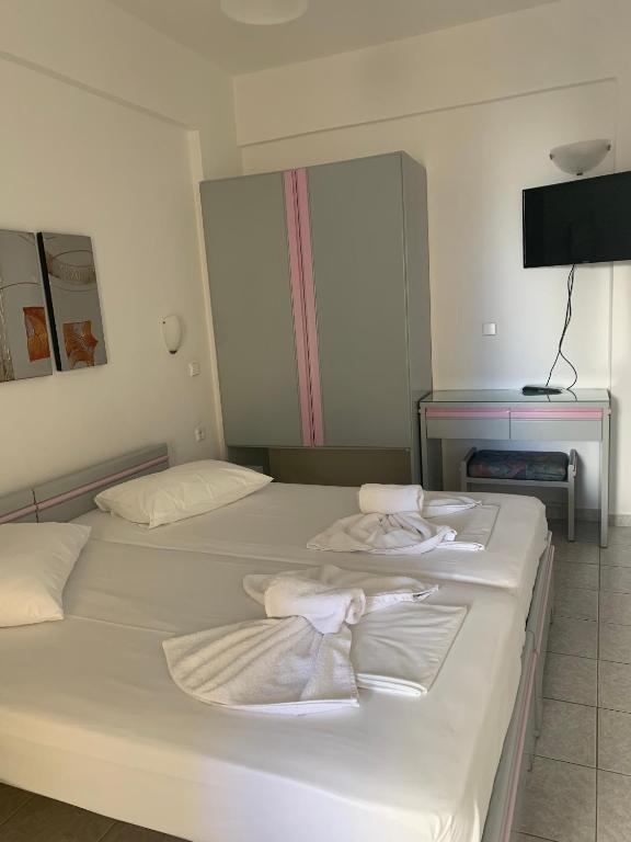 Postel nebo postele na pokoji v ubytování Ermis Suites